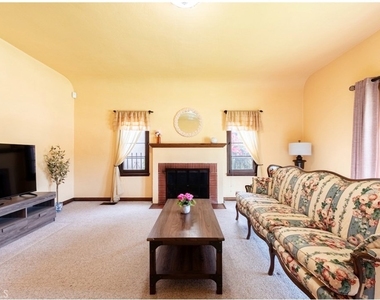424 W 11th - Photo Thumbnail 4