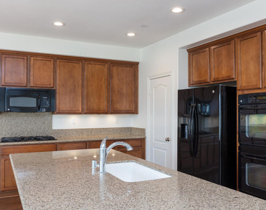 871 Coronado Circle - Photo Thumbnail 6