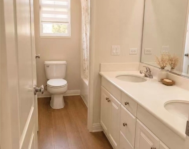 8062 Holland Park St - Photo Thumbnail 7