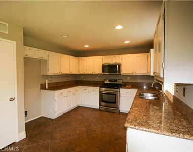 25352 Mountain Springs Street - Photo Thumbnail 4