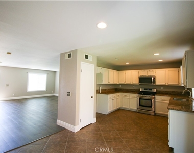 25352 Mountain Springs Street - Photo Thumbnail 3