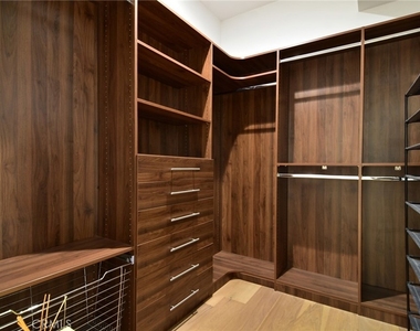 4829 Saloma Avenue - Photo Thumbnail 17