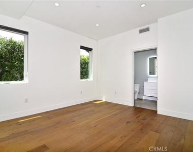 4829 Saloma Avenue - Photo Thumbnail 11