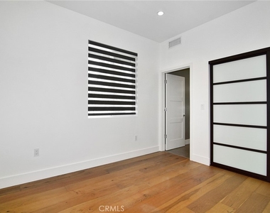 4829 Saloma Avenue - Photo Thumbnail 14