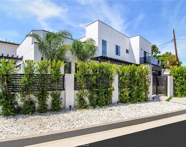 4829 Saloma Avenue - Photo Thumbnail 2