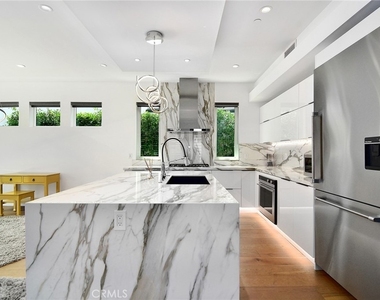 4829 Saloma Avenue - Photo Thumbnail 9