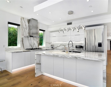 4829 Saloma Avenue - Photo Thumbnail 8
