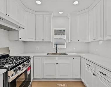 5732 Stansbury Avenue - Photo Thumbnail 3