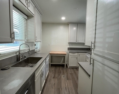 14659 Killion Street - Photo Thumbnail 6