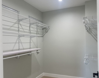 11333 1/2 Delano Street - Photo Thumbnail 6