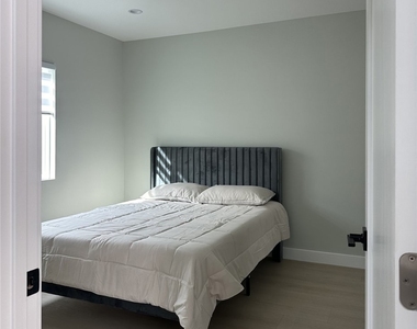 11333 1/2 Delano Street - Photo Thumbnail 4