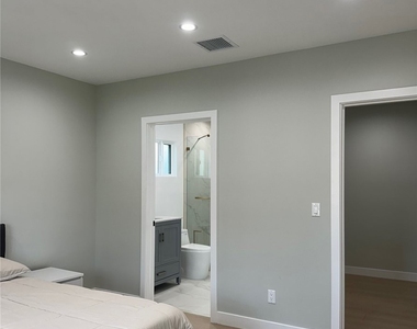11333 1/2 Delano Street - Photo Thumbnail 3