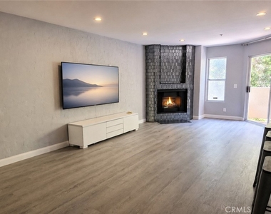 15455 Sherman Way - Photo Thumbnail 3
