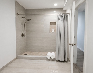 15455 Sherman Way - Photo Thumbnail 7