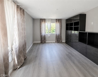 15455 Sherman Way - Photo Thumbnail 9