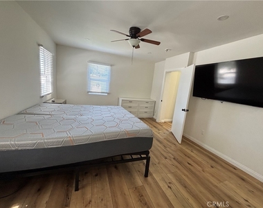 6529 Aura Avenue - Photo Thumbnail 10