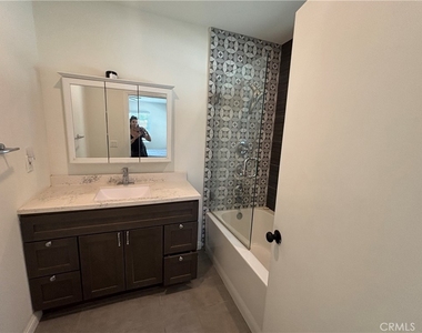 6529 Aura Avenue - Photo Thumbnail 8