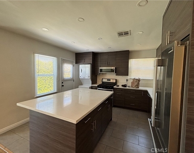 6529 Aura Avenue - Photo Thumbnail 5