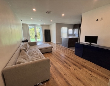 6529 Aura Avenue - Photo Thumbnail 3