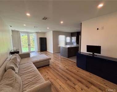 6529 Aura Avenue - Photo Thumbnail 2