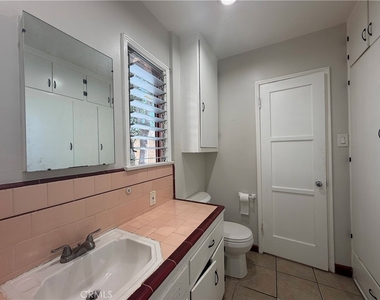 5646 3/4 Farmdale Avenue - Photo Thumbnail 7