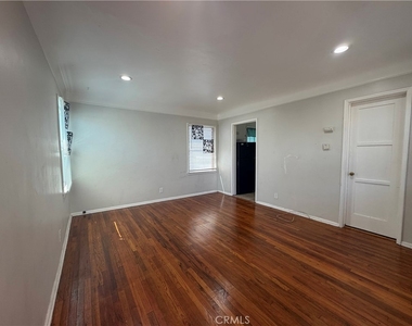 5646 3/4 Farmdale Avenue - Photo Thumbnail 1