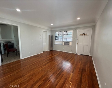 5646 3/4 Farmdale Avenue - Photo Thumbnail 3