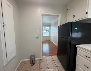 5646 3/4 Farmdale Avenue - Photo Thumbnail 6