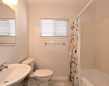 5754 Wish Avenue - Photo Thumbnail 8