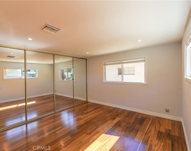 5754 Wish Avenue - Photo Thumbnail 4