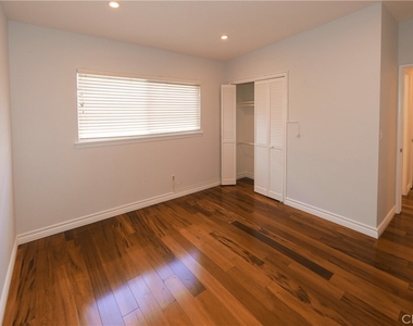 5754 Wish Avenue - Photo Thumbnail 7