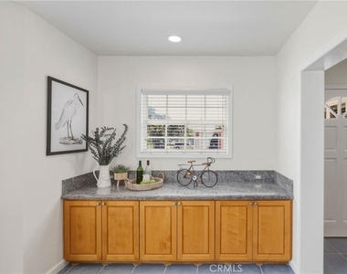 2611 Alvord Lane - Photo Thumbnail 2