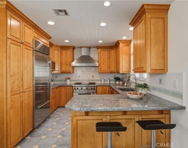 2611 Alvord Lane - Photo Thumbnail 4