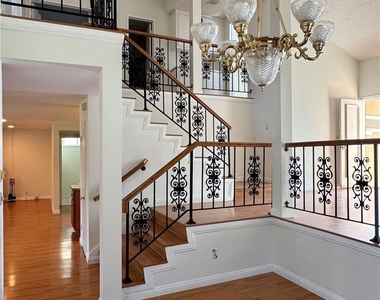 5355 Duncannon Ave - Photo Thumbnail 2