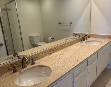 5355 Duncannon Ave - Photo Thumbnail 22