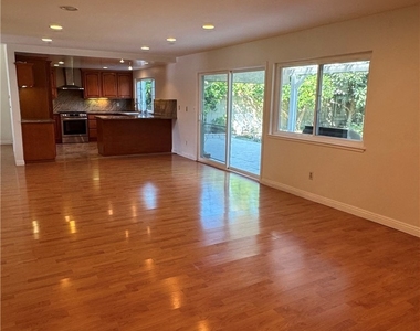 5355 Duncannon Ave - Photo Thumbnail 6