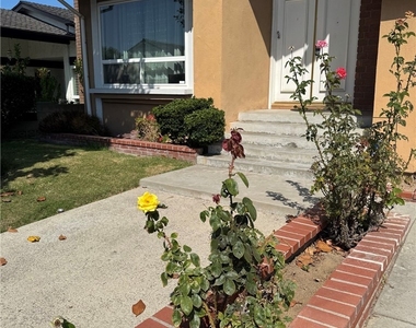 5355 Duncannon Ave - Photo Thumbnail 1