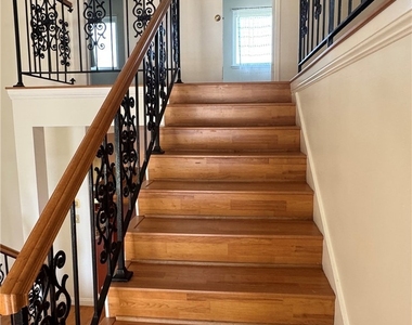 5355 Duncannon Ave - Photo Thumbnail 14
