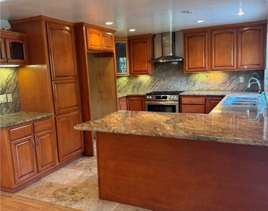 5355 Duncannon Ave - Photo Thumbnail 8