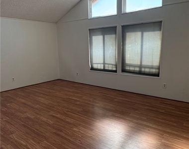 5355 Duncannon Ave - Photo Thumbnail 26