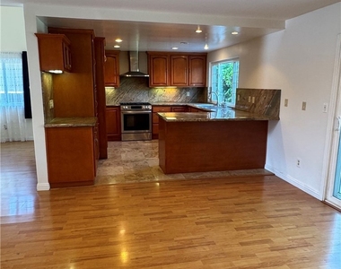 5355 Duncannon Ave - Photo Thumbnail 5