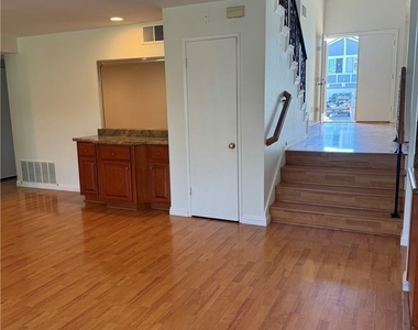 5355 Duncannon Ave - Photo Thumbnail 11