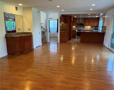 5355 Duncannon Ave - Photo Thumbnail 4