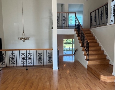 5355 Duncannon Ave - Photo Thumbnail 9
