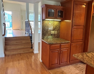 5355 Duncannon Ave - Photo Thumbnail 7