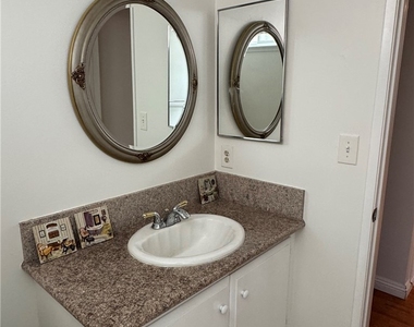 5355 Duncannon Ave - Photo Thumbnail 12