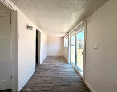 7536 White Oak Avenue - Photo Thumbnail 8