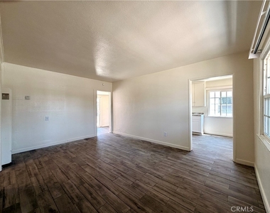 7536 White Oak Avenue - Photo Thumbnail 3