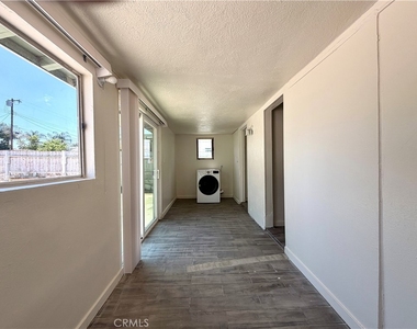 7536 White Oak Avenue - Photo Thumbnail 9