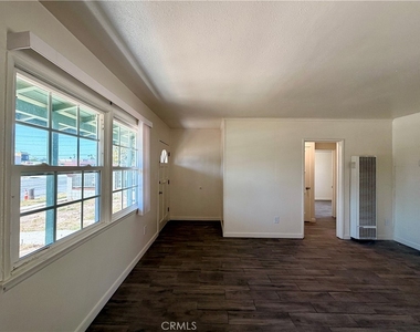 7536 White Oak Avenue - Photo Thumbnail 2